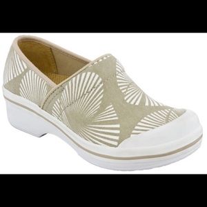 Dansko $135 Vegan Volley Sanibel Palm Design Clog